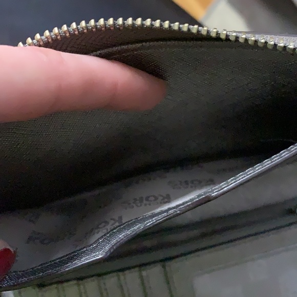 Michael Kors Wallet with removable wrist strap - Picture 10 of 10